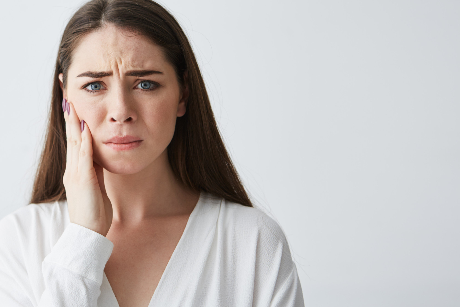 8 Reasons Why Your Tooth Hurts When You Bite Down